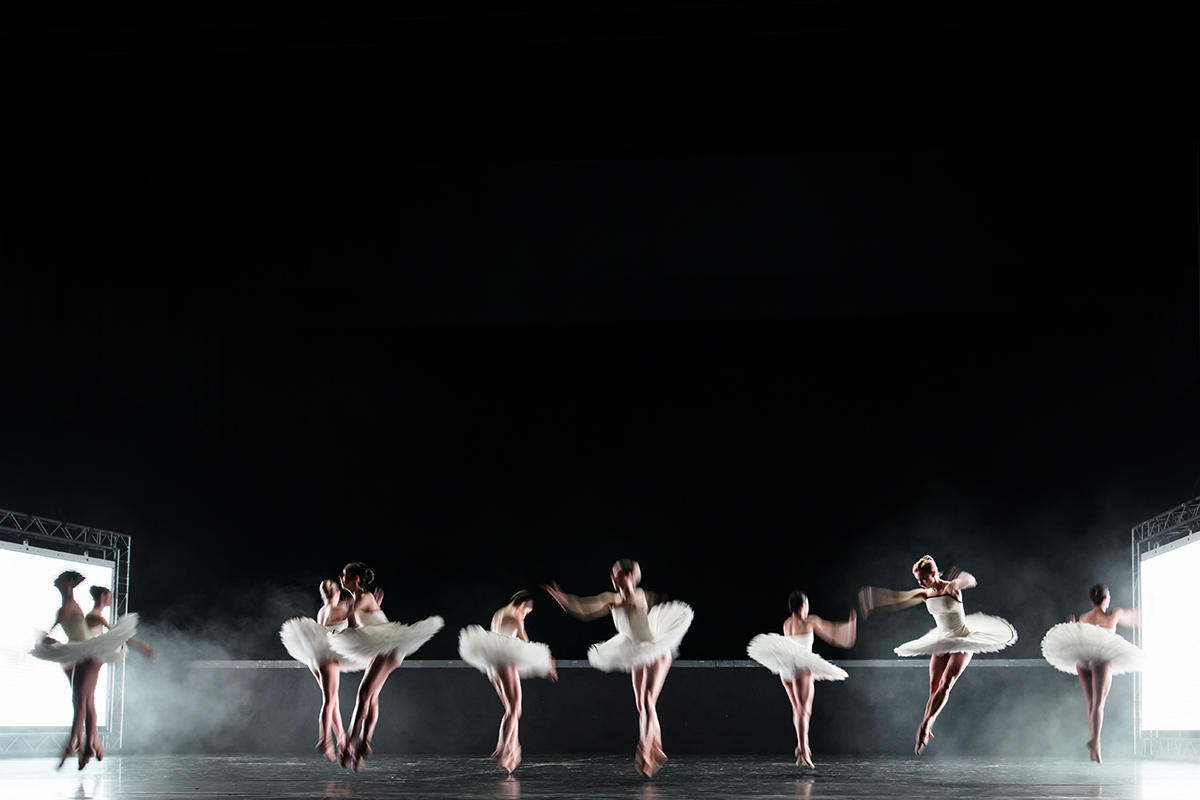 Schmetterlinge in "Tyll", dem dritten Akt des Balletts von Alexander Ekaman im Aalto Ballett Essen