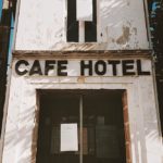 ein kleines, aufgegebenes Hotel
