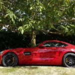 Der Mercedes AMG GT unter dem Nussbaum