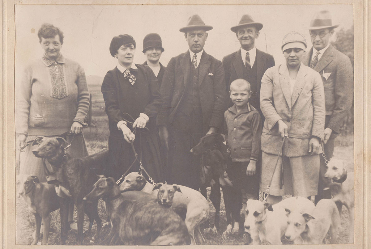 Ein sensationelles Fundstück. Das Foto aus den 30ern zeigt sieben Whippets und drei Greyhounds.