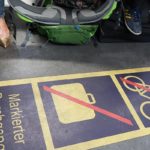 Goldene Schuhe im Regionalexpress