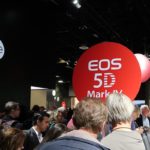 Die neue Canon EOS 5D Mark IV wird eng umlagert.