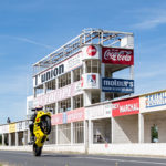 Ein Wheelie am Circuit de Geuex in Reims
