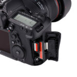 Die Canon EOS 5D Mark IV hat einen Schacht für eine SD-Karte und einen für ein Compact Flash Medium.