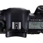 Äußerlich unterscheidet sich die Canon EOS 5D Mark IV kaum von ihrer Vorgängerin.