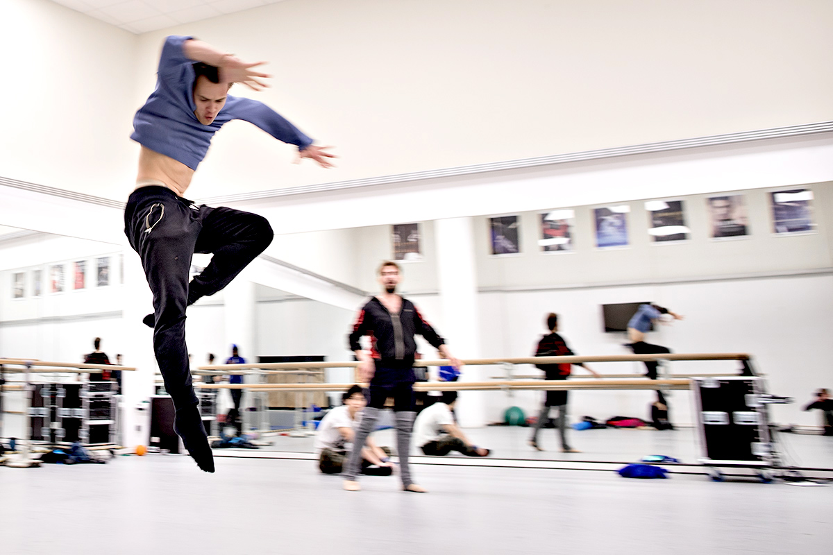 Ein Tänzer bei Proben im Aalto Ballett Essen