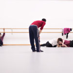 Proben im Aalto Ballet zu "Vibrations", der Tänzer und Choreograph Armen Hakobyan bespricht sich mit der Companie