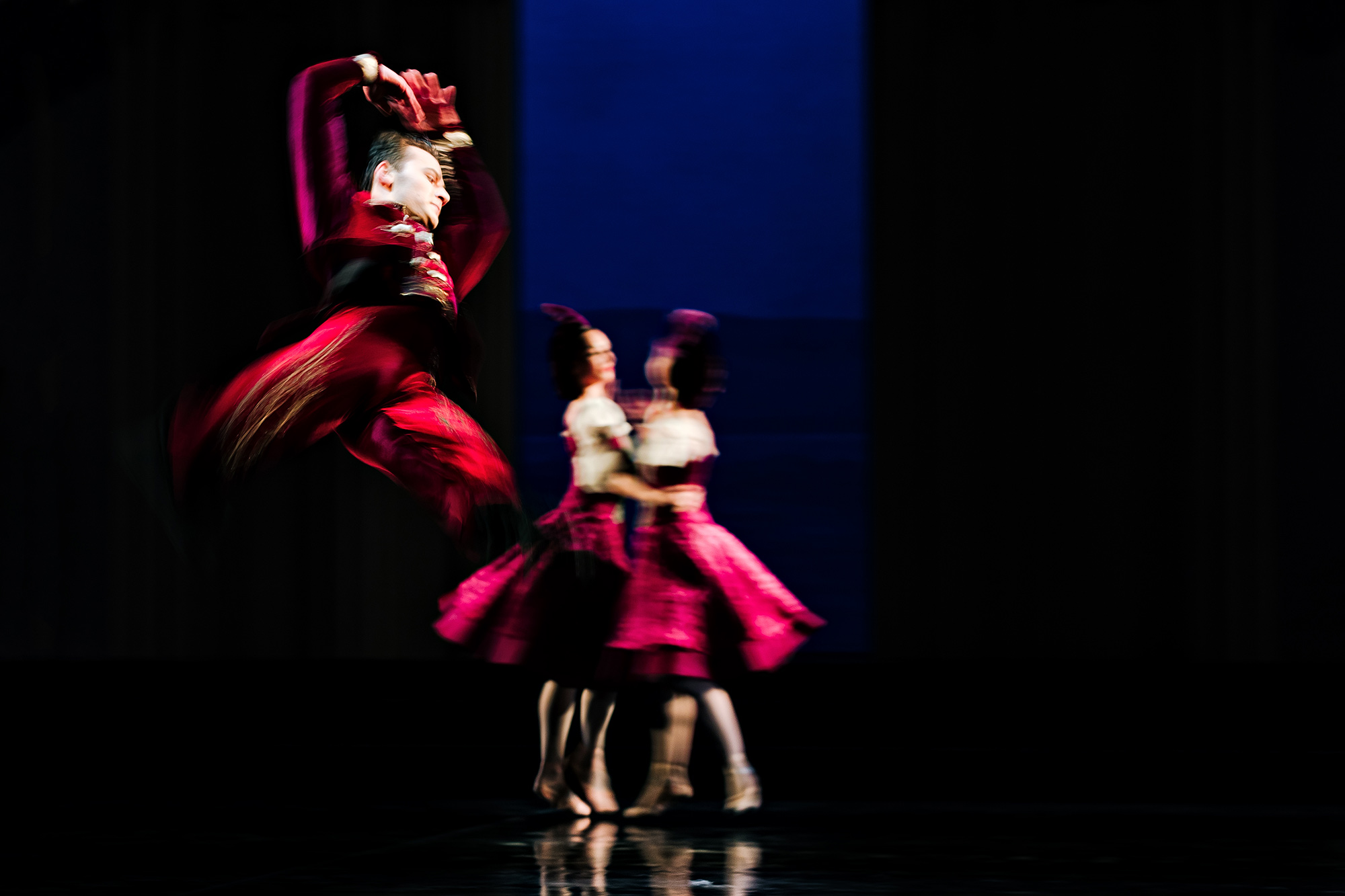 Yehor Hordiyenko in "Schwanensee" von Ben Van Cauwenberg im Aalto Ballett Essen. Ich mag den starken Farbkontrast sehr.