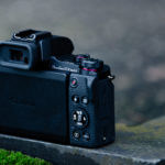 Die Canon PowerShot G1 X Mark III ist gerade mal etwa 11 x 7 x 5 cm groß und wiegt nur 400 Gramm.
