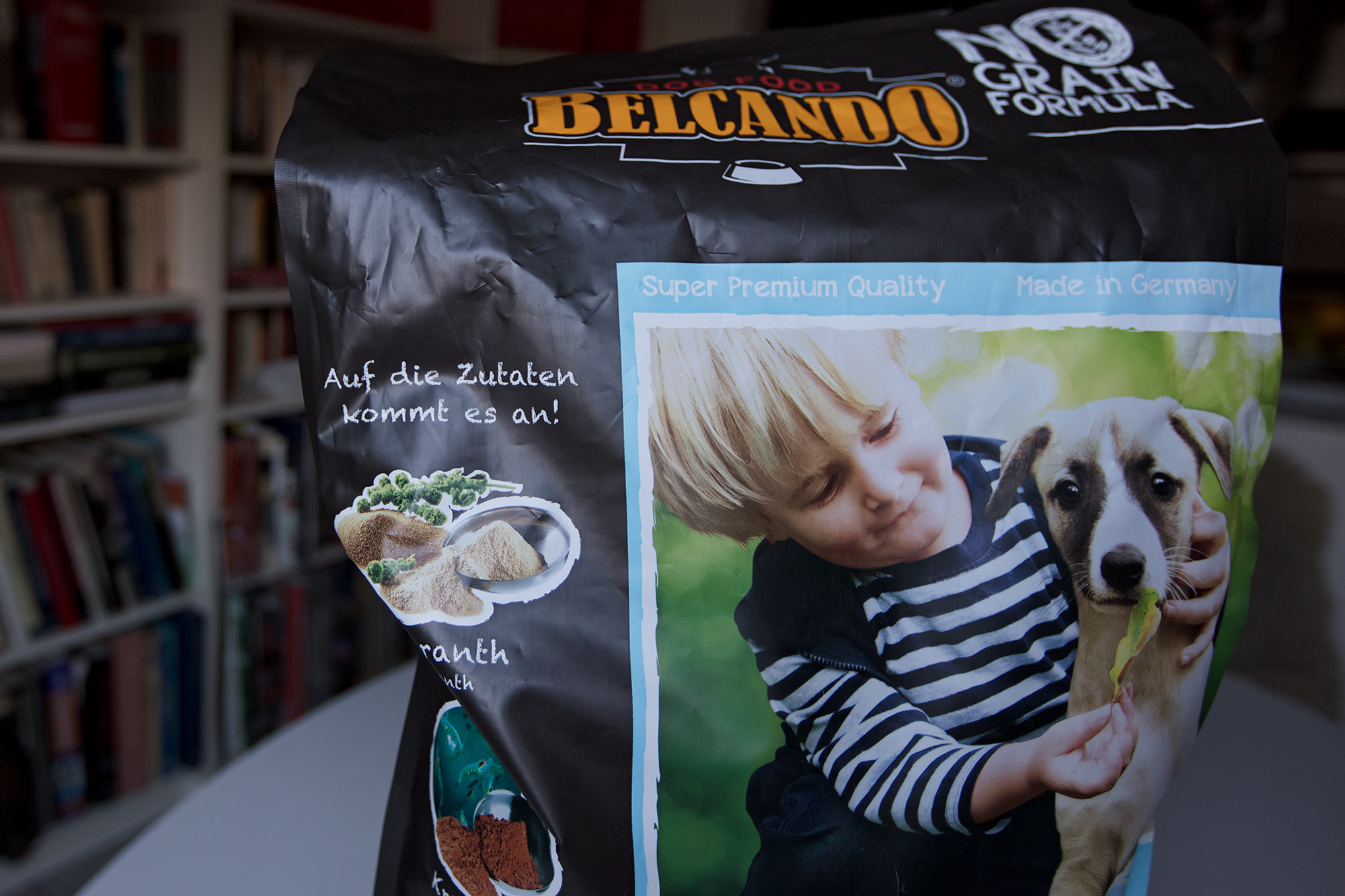 Mein Foto auf der Verpackung des Puppy-Futters. Ja ich bin ein bisschen stolz, auch weil der Welpe aus dem J-Wurf meiner Freundin Sandra Biesenbach (semper-crescendo-whippets) ist. Der Welpe ist ein Halbbruder des unvergleichlichen Mono. Seine Mutter Kissy (Jee Bee's Deep Is Your Love) hat ihre Spuren hinterlassen.