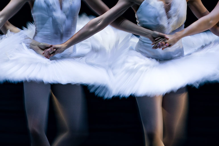 Die vier kleinen Schwäne in "Schwanensee" von Ben Van Cauwenberg im Aalto Ballet Essen