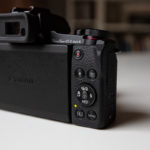 Im Highspeed-Modus macht die Canon PowerShot G1 X Mark III 7 Bilder die Sekunde. Die Anordnung der Drehräder ist gewohnt übersichtlich.