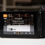 Das Display ist schwenk- und drehbar. Über das Display lassen sich per Touch alle Einstellungen vornehmen. Wahlweise stehen die Rädchen zur Verfügung.