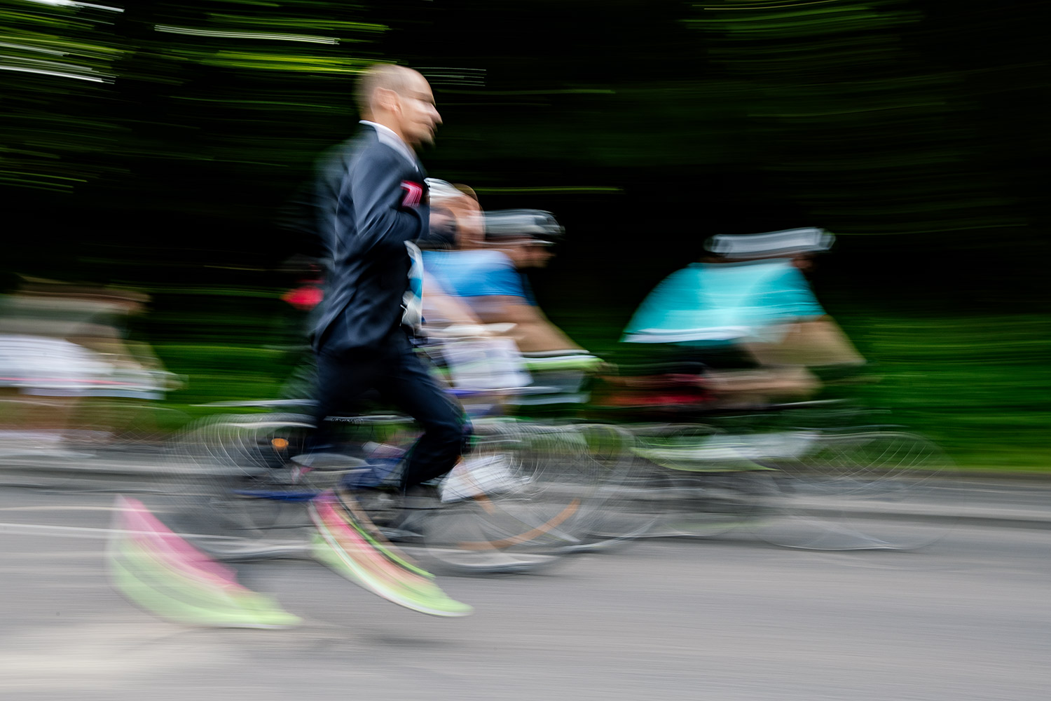 Dieser Mann hat beim VIVAWEST Marathon 2018 einen Weltrekord aufgestellt. Er ist der schnellste Mann, der einen Halbmarathon im Anzug gelaufen ist. Ich frage mich, wie man auf eine solche Idee kommt.