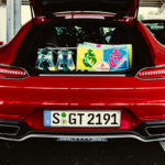 Der Hund im Auto - Der Mercedes AMG GT im Einkaufstest. Für zwei Personen geht das erstaunlich gut. Mit eine Sixpack Wasser, dem Grillgut und Obst für das Frühstück.