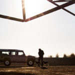 Der Hund im Auto - Der Defender ist Kult. Auf dem Land und in unwegsamem Gelände ist und bleibt er unübertroffen. Doch er ist und bleibt eine automobile Antiquität. In der Stadt ist er unausgelastet und neigt in der Folge zu Depressionen.