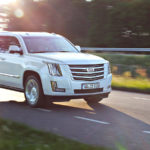 Der Hund im Auto - Die Bösen fahren immer einen Cadillac Escalade. Allerdings sind die meistens schwarz. In den USA mag das funktionieren, doch für den europäischen Stadtverkehr ist dieser Riese vollkommen untauglich.