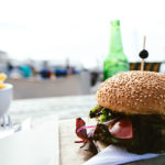 Das Koele Costa serviert köstliche Burger. Das Heineken kostet hier nur 2,30 Euro.