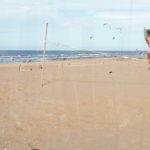 Ein Sonntag im September. Viele Familien, Surfer und Hundebesitzer zieht es bei dem tollen Wetter an den Strand von Noordwijk.