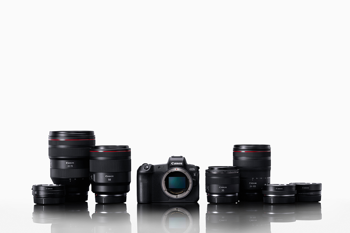 Das Canon EOS R System: Die spiegellose Vollformatkamera Canon EOS R mit 30,3 Megapixeln, das Canon, das RF 24-105mm f/4 L IS USM, das RF 28-70mm f/2 L USM, das RF 50mm f/1.2 L USM, das RF 35mm f/1.8 Macro IS STM sowie die Adapter für EF-Objektive auch mit Filtereinschub.
