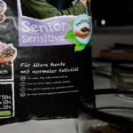 Aufgerissen - Das Belcando Senior Sensitive ist für ältere und alte Hunde mit einem geringeren Energiebedarf.