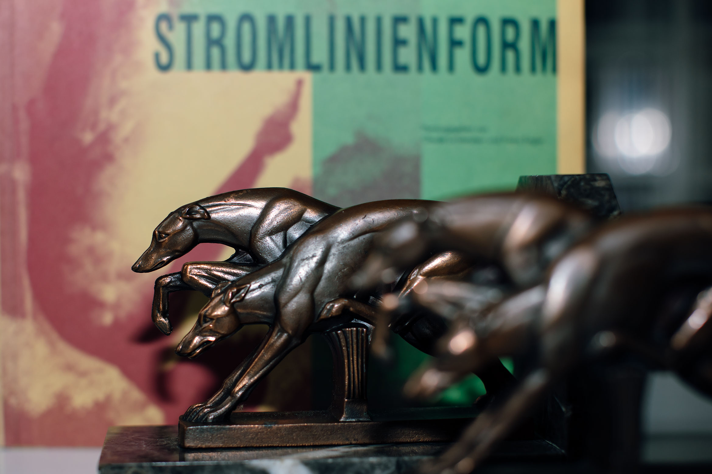 Meine Greyhounds aus dem Art Deco werden ab heute ein paar meiner Lieblingsbücher stützen. "Stromlinienform", ein Katalog zu einer Ausstellung, die vor vielen Jahren im Osthaus Museum Hagen gezeigt wurde, passt perfekt zu ihnen. 