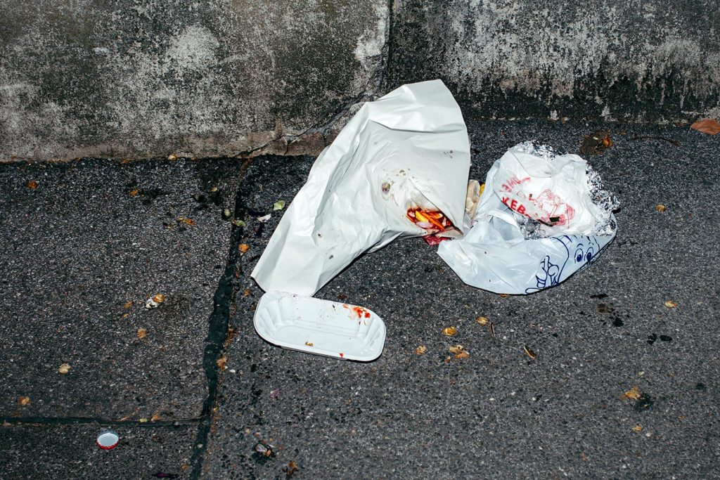 Kebab und Pommes. Nichts ist arrangiert. Ich habe alles so fotografiert, wie ich es gefunden habe. Nachvollziehbar, dass ich mir einen Ast abgeekelt hätte, wenn ich das noch hätte durchwühlen müssen. 