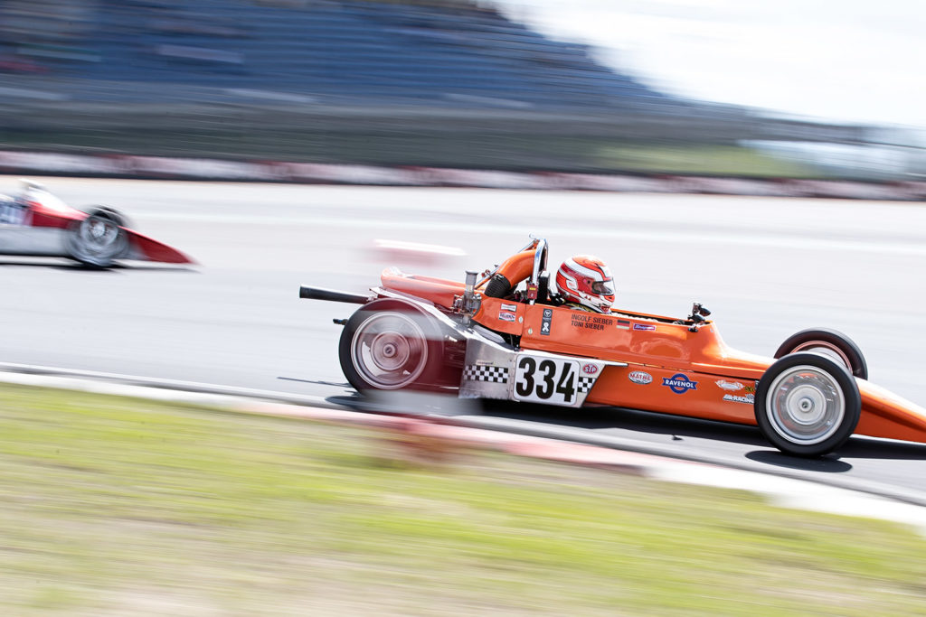 Mitgezogen - Oldtimer Grand Prix am Nürburgring 2018. Je schneller zum Beispiel ein Auto ist und vor allem je näher es ist, desto stärker werden die Unschärfen an den Kanten.