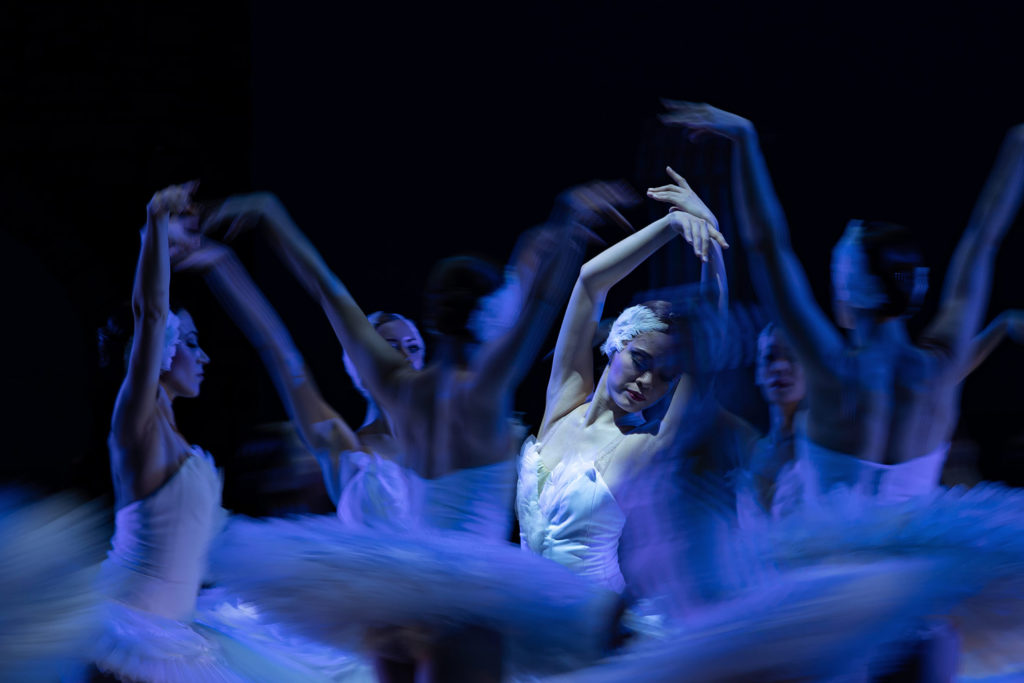 Swanensee im Aalto Ballett Essen. Hier habe ich mit auf die erste Tänzerin fokussiert. Canon EOS 1D X Mark II, Canon EF 70-200 mm 1:2,8L IS II USM, 1/25 sek., ISO 200, f/7,1