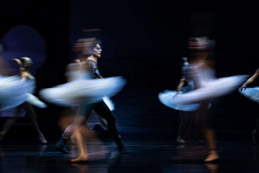 Motion Blur oder Panning? Schwanensee im Aalto Ballett Essen - Canon EOS 1D X Mark II, Canon EF 70-200 mm 1:2,8L IS II USM, 1/20 sek., ISO 100, f/4,0