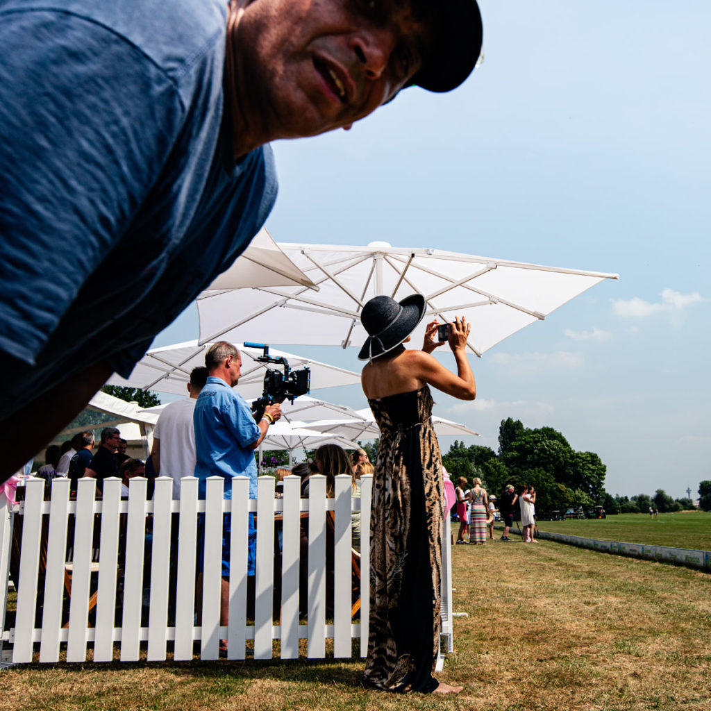 Faxen unter Fotografenkollegen beim Pink Ribbn Ladies Polo Cup