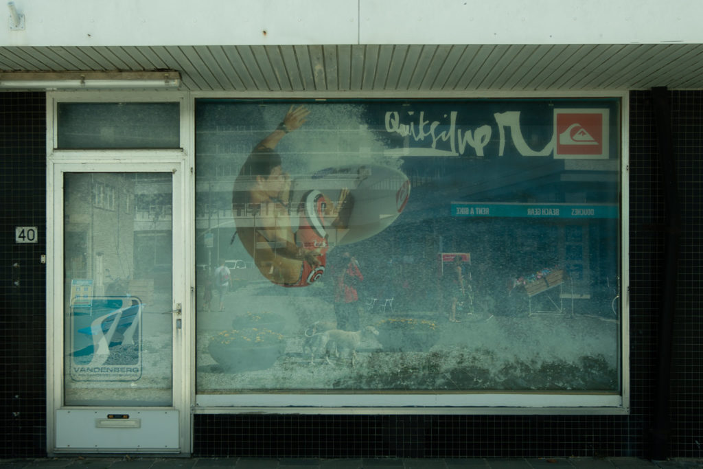 Selbstportrait mit Whippets - In der Betonmeile zwischen Innenstadt und Strand fühle ich mich wie auf eine, anderen Planeten.