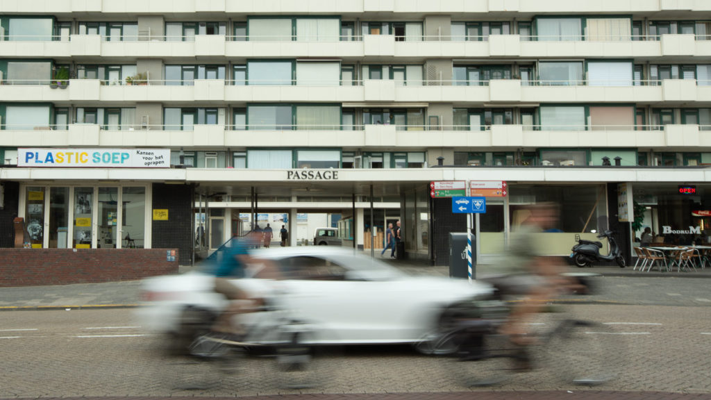 Eile, Eile! Das niederländische Verkehrskonzept ist auf Radfahrer ausgelegt. Grundsätzlich positiv. Die Rollerfahrer, die die Radspuren dort mitbenutzen dürfen, sind allerdings gewöhnungsbedürftig. In Deutschland würden sie vermutlich keine Woche überleben. 