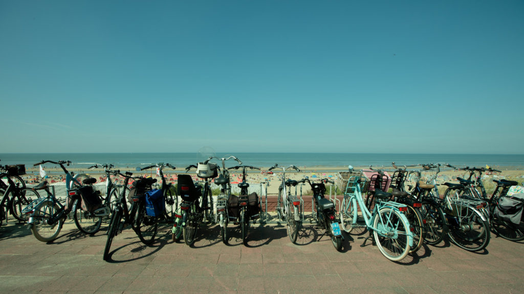 Fahrräder an der Promenade von  Zandvoort.