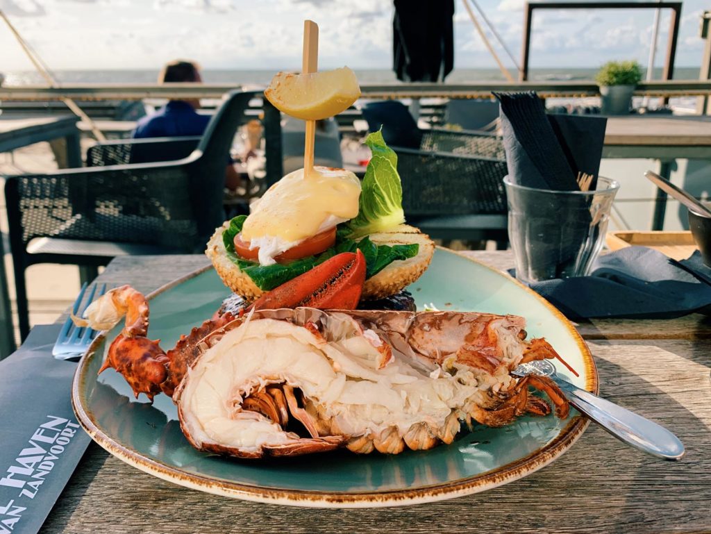 Köstlich! Ein Burger mit einem halben Hummer im "de Haven". Diese Strandbar hat es uns angetan. 