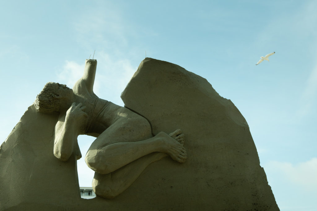 Ohne Arme keine Kekse! Die seit einem Wettbewerb installierten Sandskulpturen passen eher in den sozialistischen Realismus als in ein Strandbad im Jahre 2019.