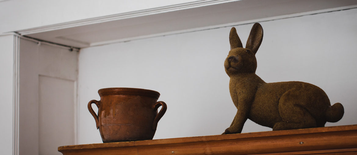 Der Hase auf dem Biedermeierschrank